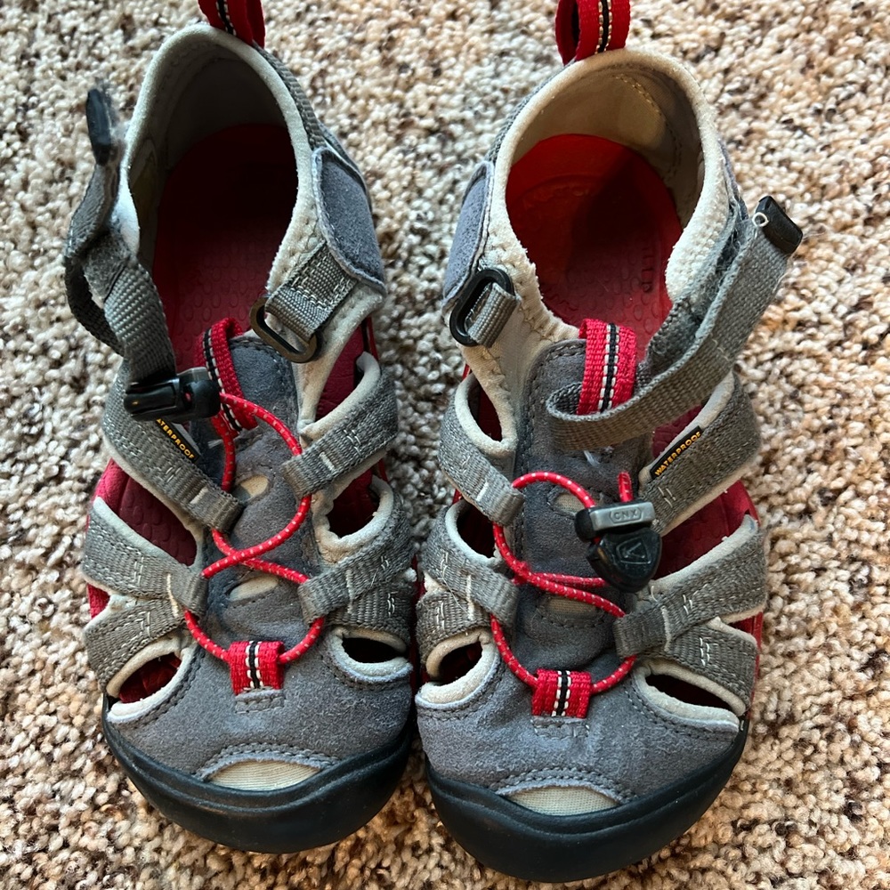 Keen sandal red and grey